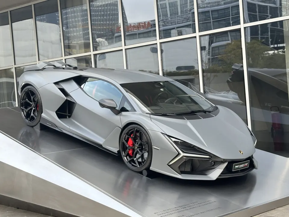 لامبورغيني Revuelto — نشرها @qatarsupercarspage